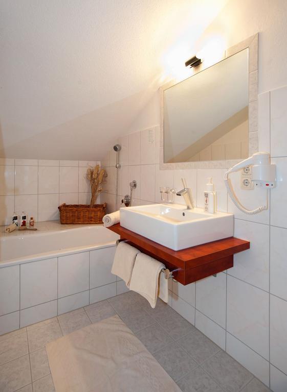 Hotel Zum Goldenen Loewen Бибервир Номер фото